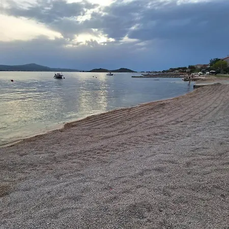 Luxury Ondina- Beachfront Retreat * トゥラニ
