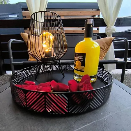 Luxury Ondina- Beachfront Retreat Dom wakacyjny Turanj