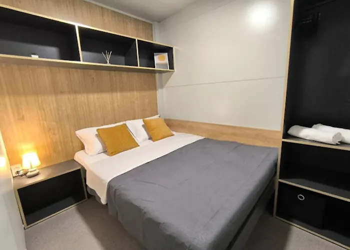 בית נופש Luxury Ondina- Beachfront Retreat טוראני