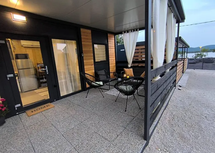 בית נופש Luxury Ondina- Beachfront Retreat טוראני