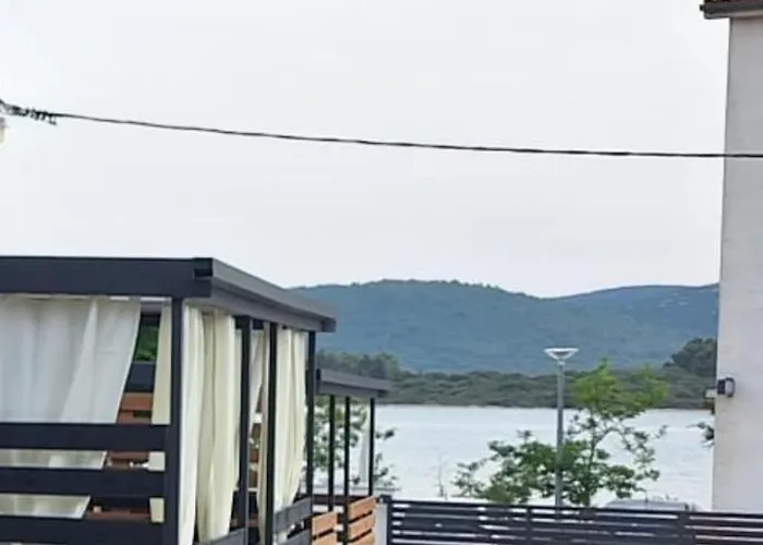 펜션 Luxury Ondina- Beachfront Retreat 투라니